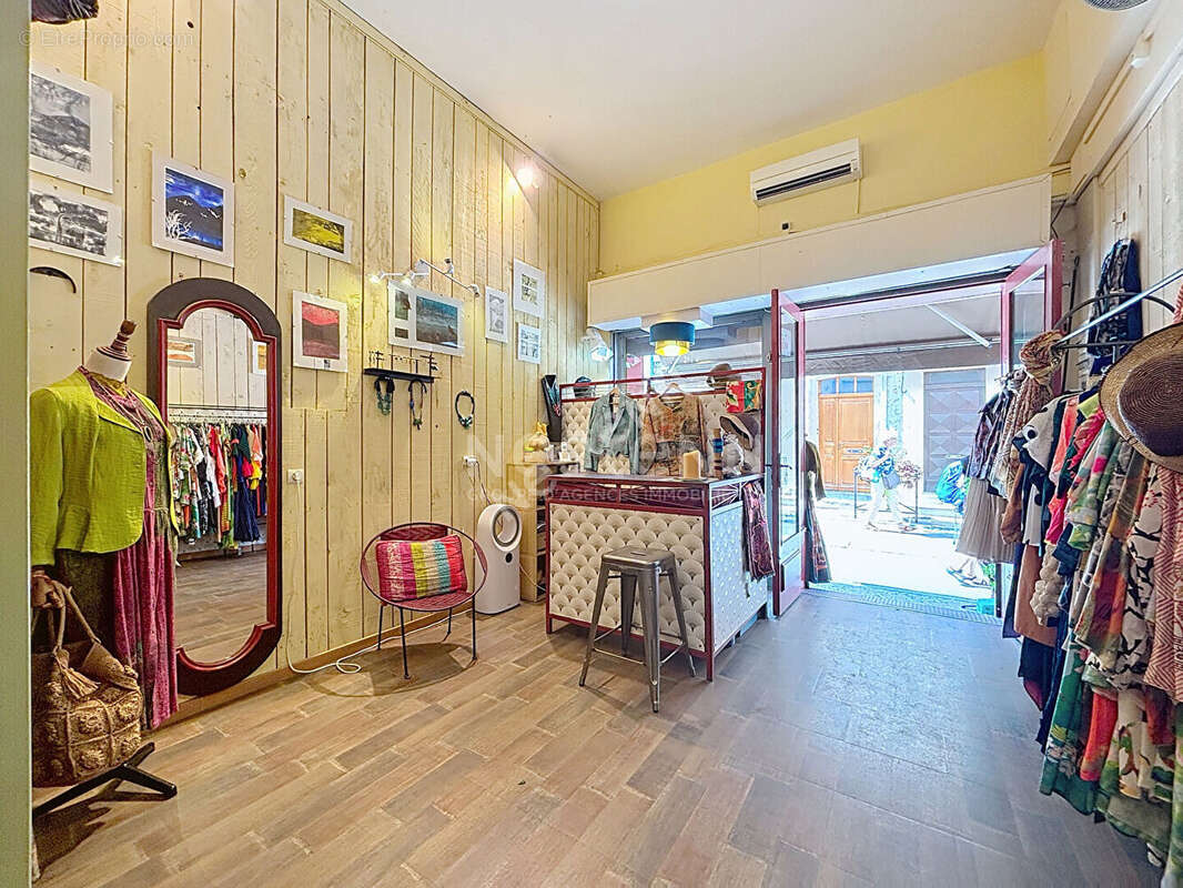 Commerce à AIGUES-MORTES