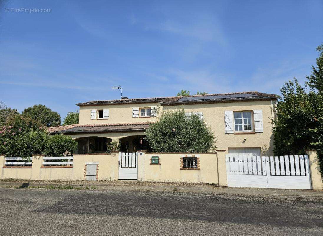 Maison Valence D Agen : Maison traditionnelle à fort potentiel - 165 m² habitable (4 chambres) sur 700 m² de terrain Secteur cal - photo 3