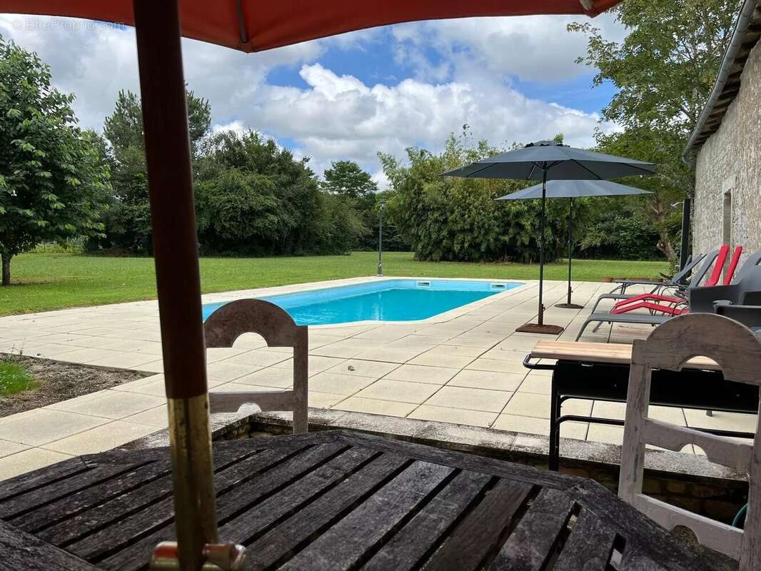 Maison à SAINT-GENIS-DE-SAINTONGE