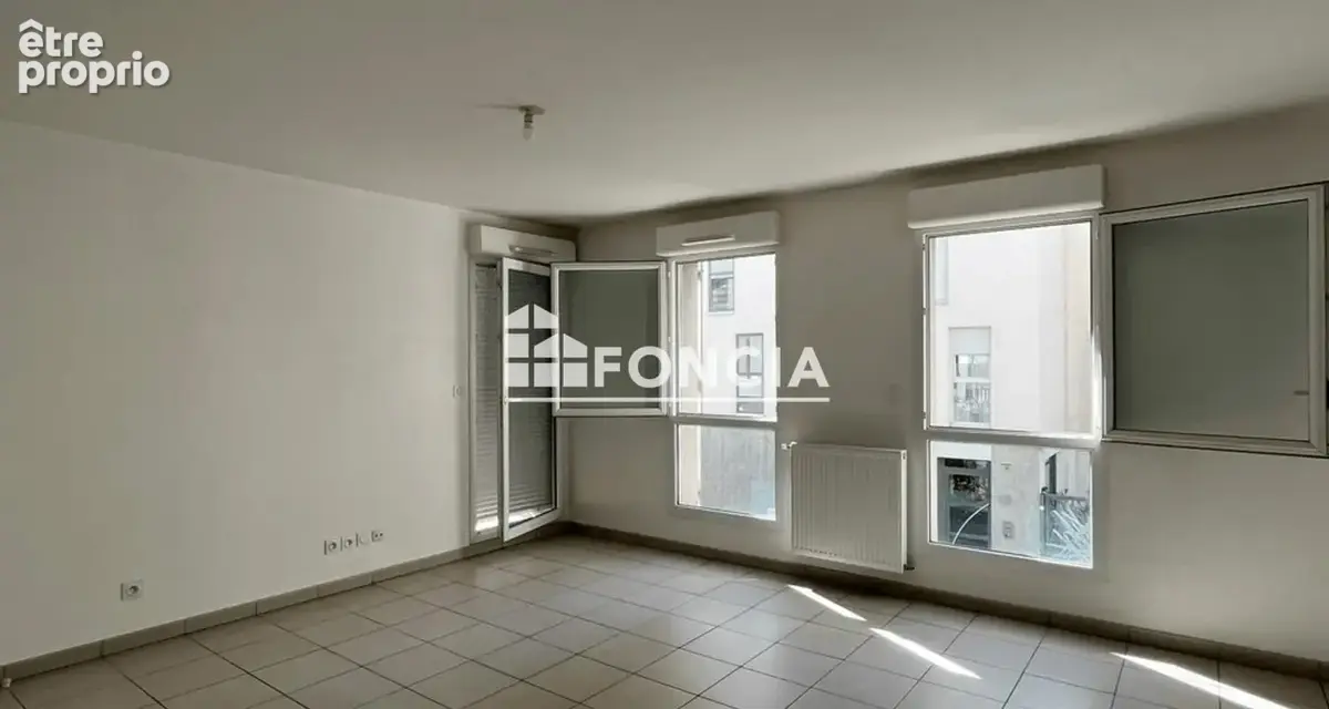LYON 7 JEAN MACE-Appartement T3 avec balcon et son garage - photo 2