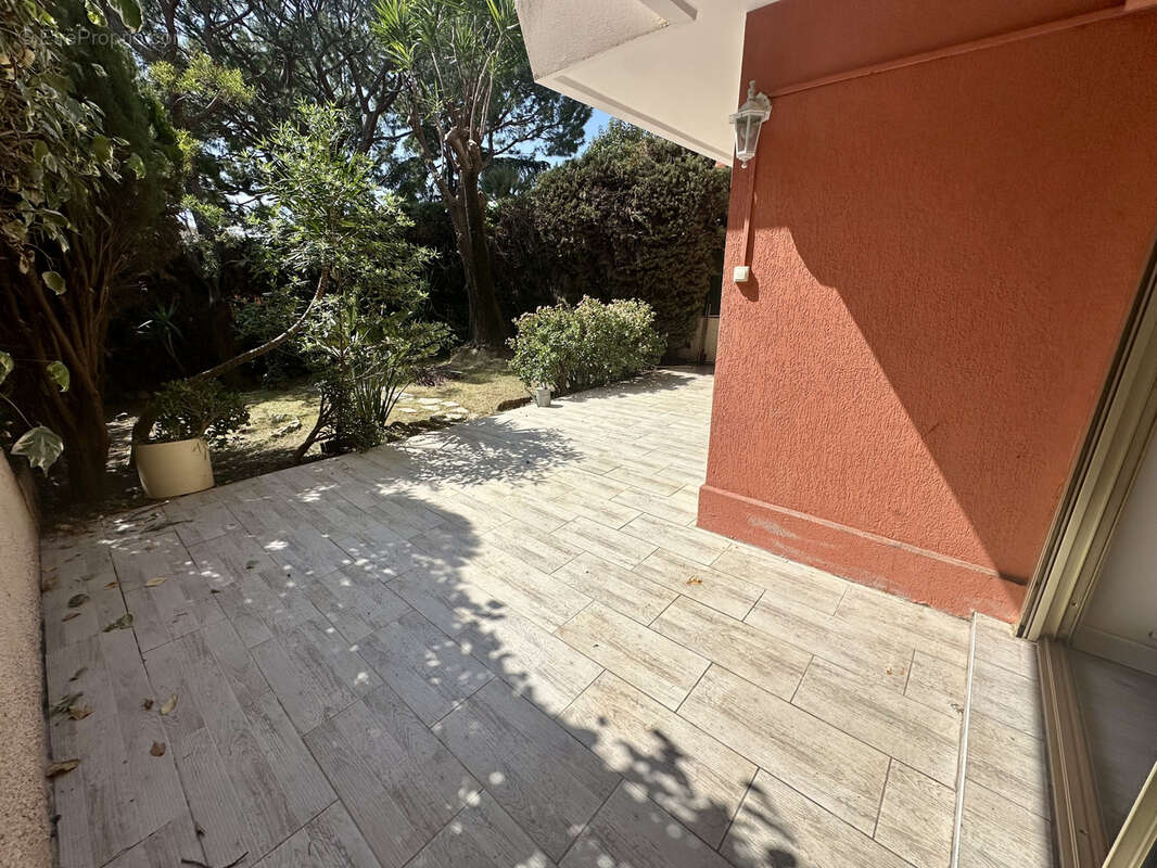 Appartement à SAINT-LAURENT-DU-VAR