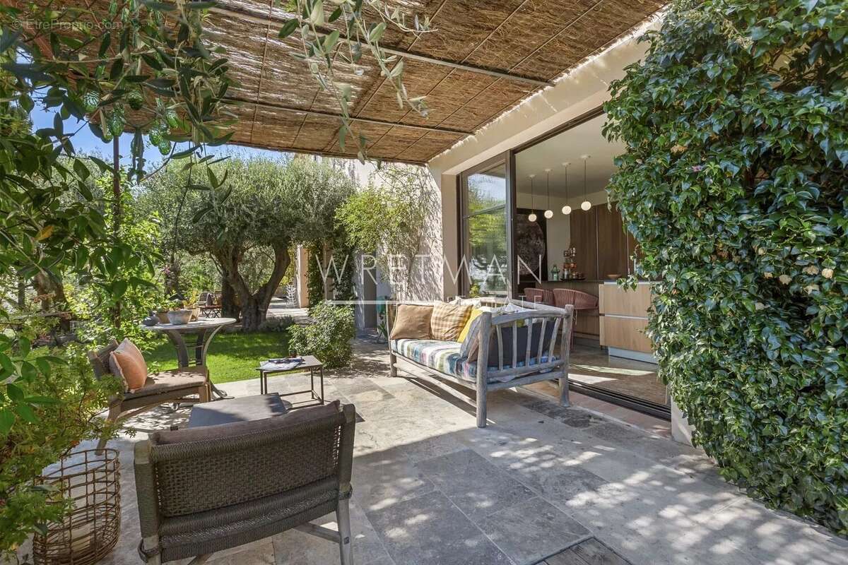 Maison à CHATEAUNEUF-GRASSE