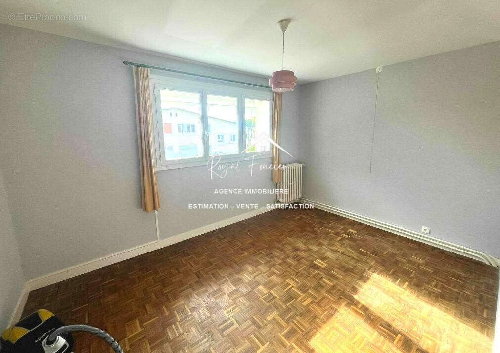 Chambre 12.67m² - Maison à PORT-DE-PILES