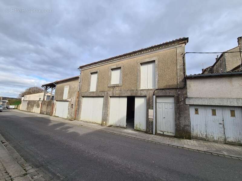 Appartement à VILLEBOIS-LAVALETTE