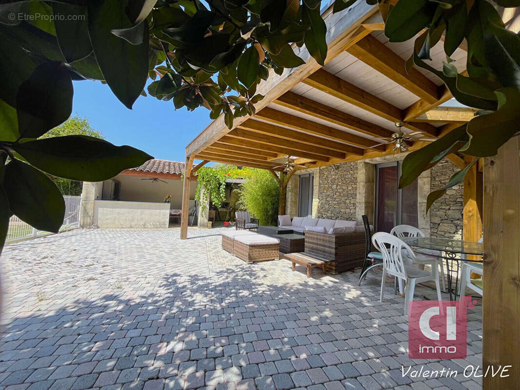 Maison La Roquebrussanne 6 pièces 190 m2 avec dépendance. - photo 2