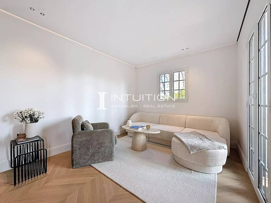 Appartement à SAINT-LAURENT-DU-VAR