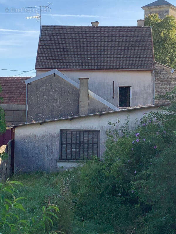 Maison à JOURS-LES-BAIGNEUX