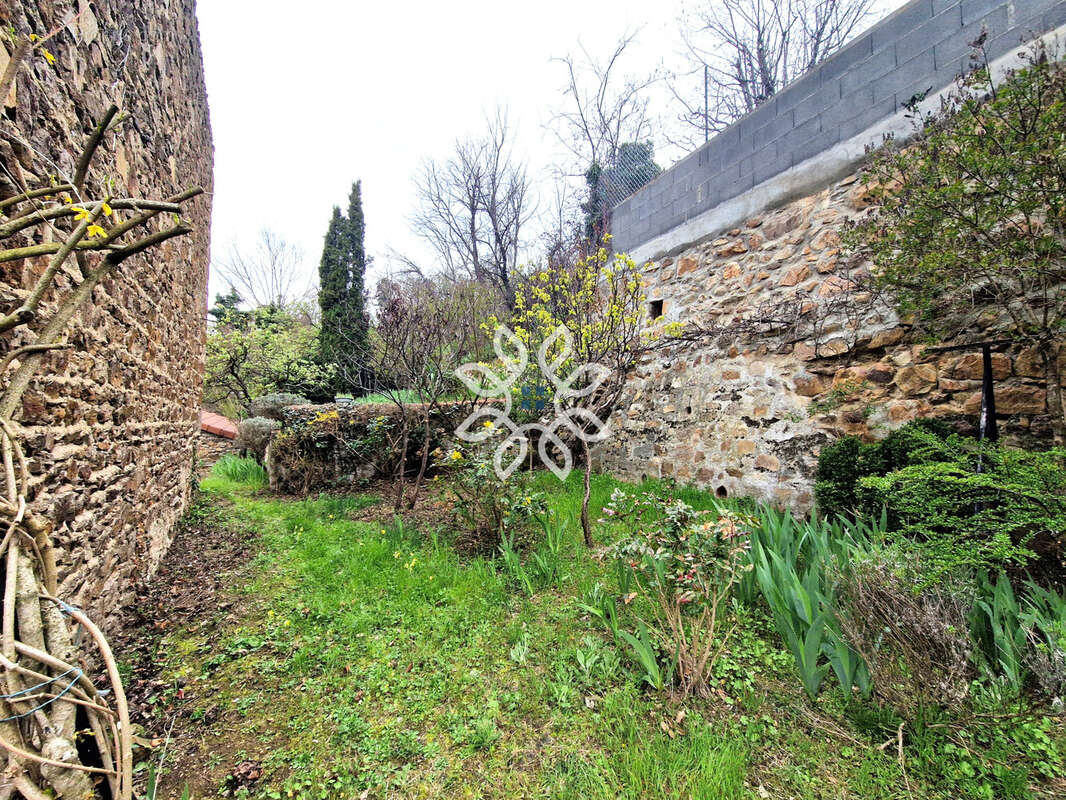 Maison avec jardin, terrasse, dépendances et fort potentiel - photo 12