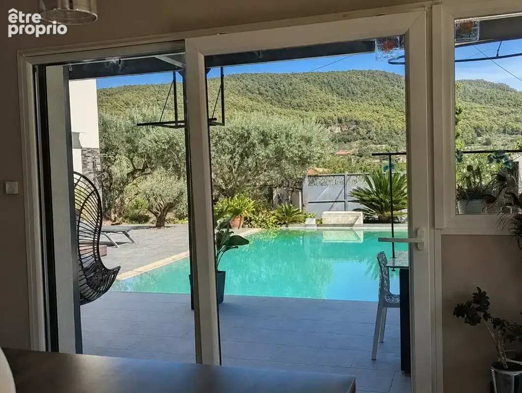 AUPS, superbe villa contemporaine avec piscine proche du village. - photo 3