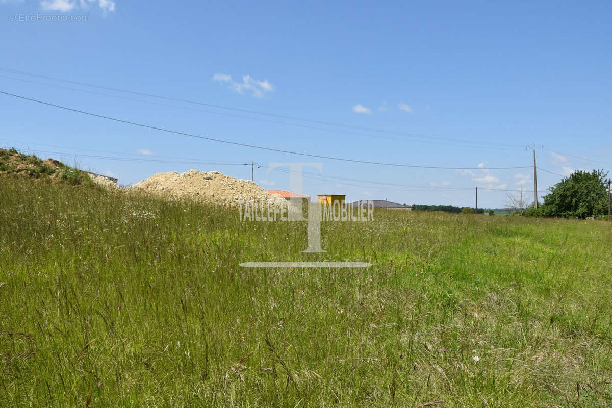 Terrain à SAINT-ASTIER