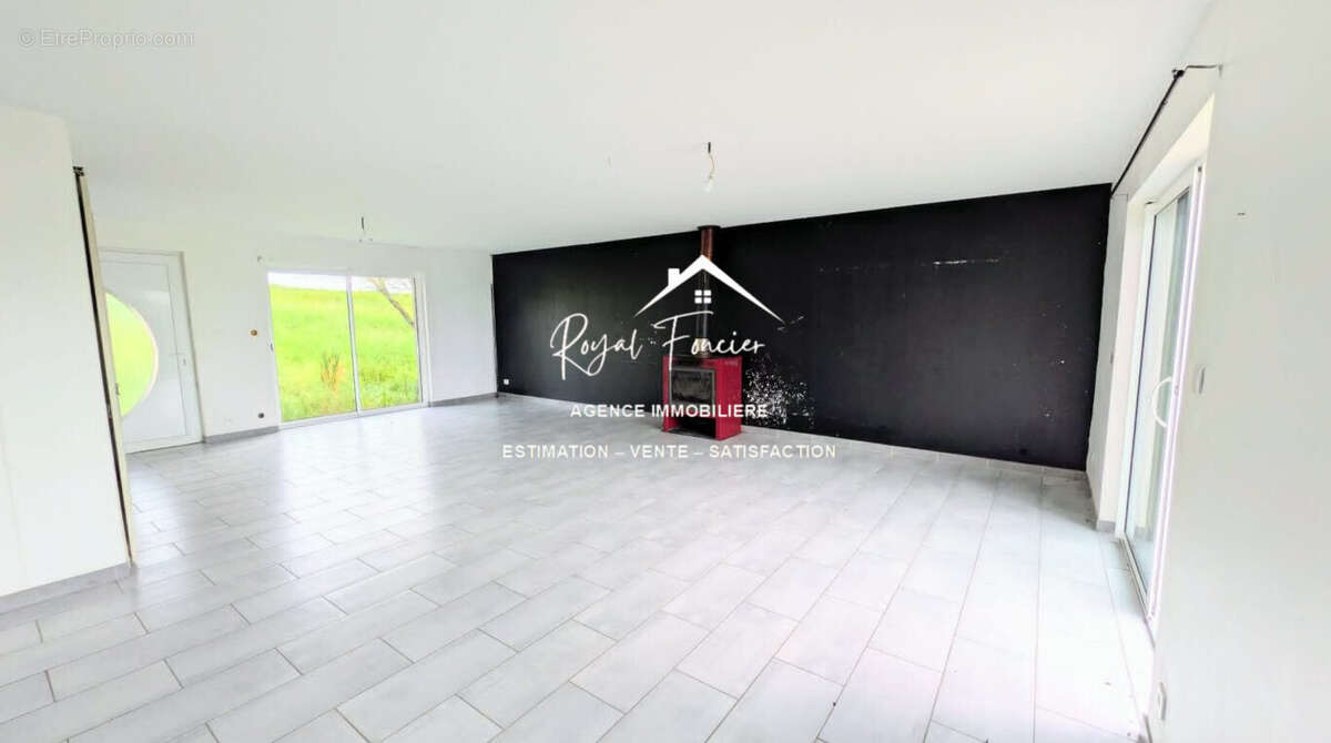 Séjour avec insert à bois - Maison à LESIGNY