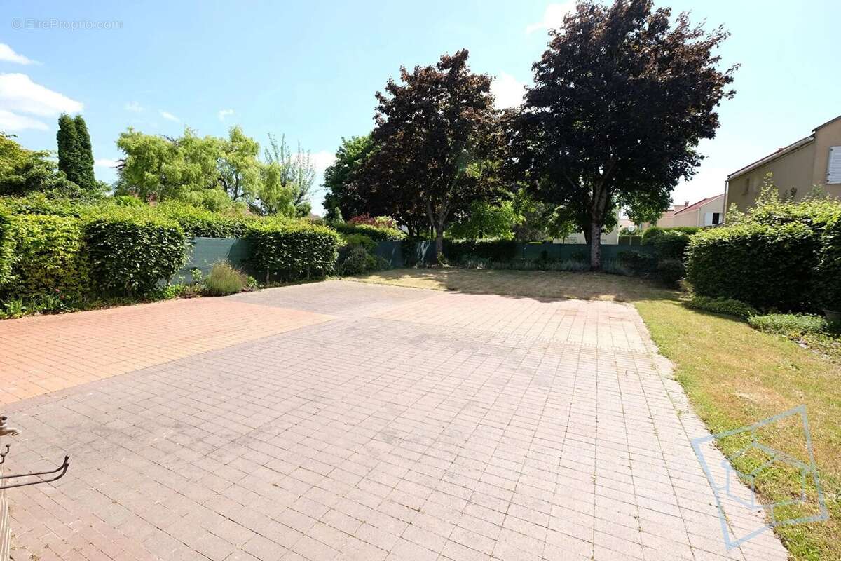 Maison à VOISINS-LE-BRETONNEUX