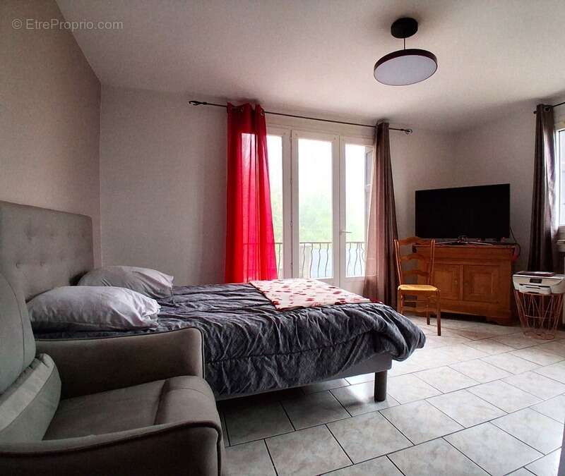 Maison à LE CHAMBON-FEUGEROLLES