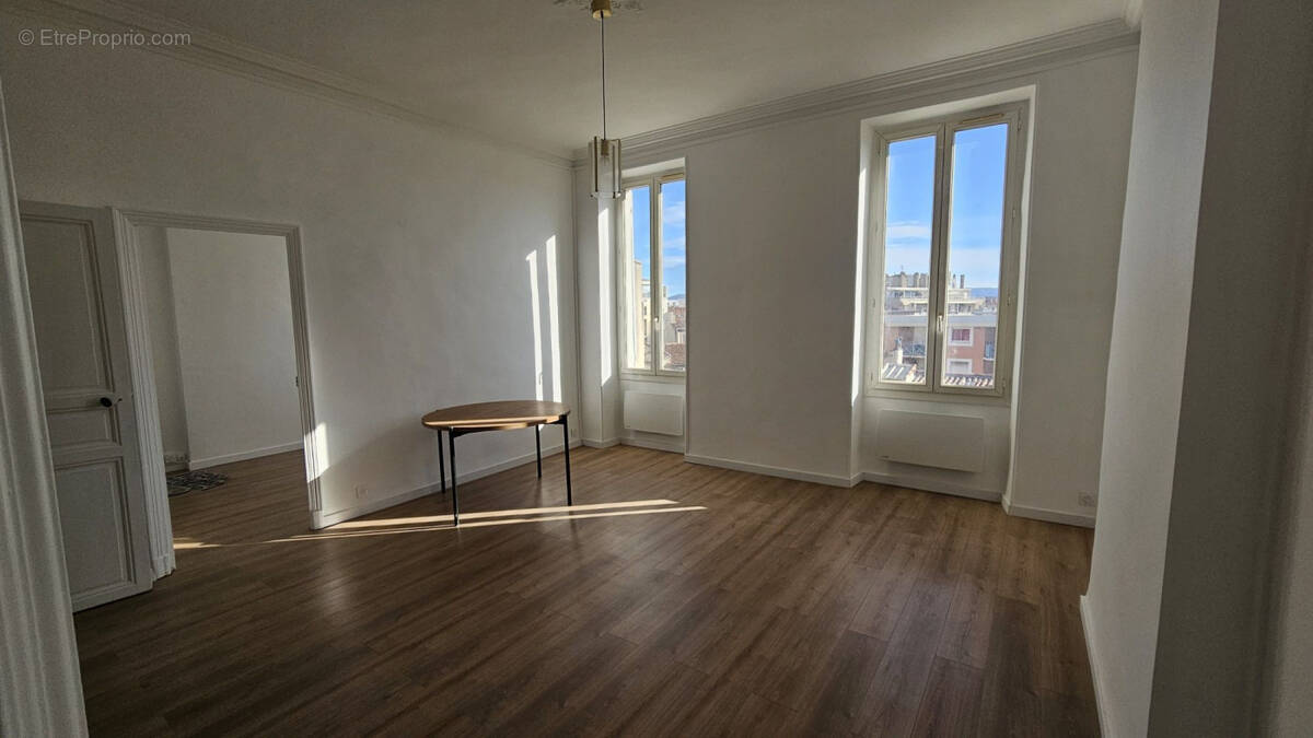 Appartement à MARSEILLE-5E