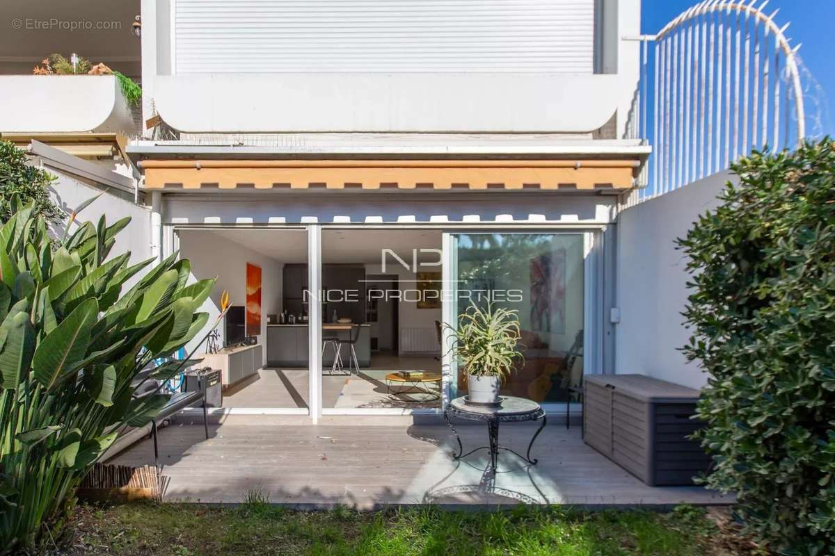 Appartement à SAINT-LAURENT-DU-VAR