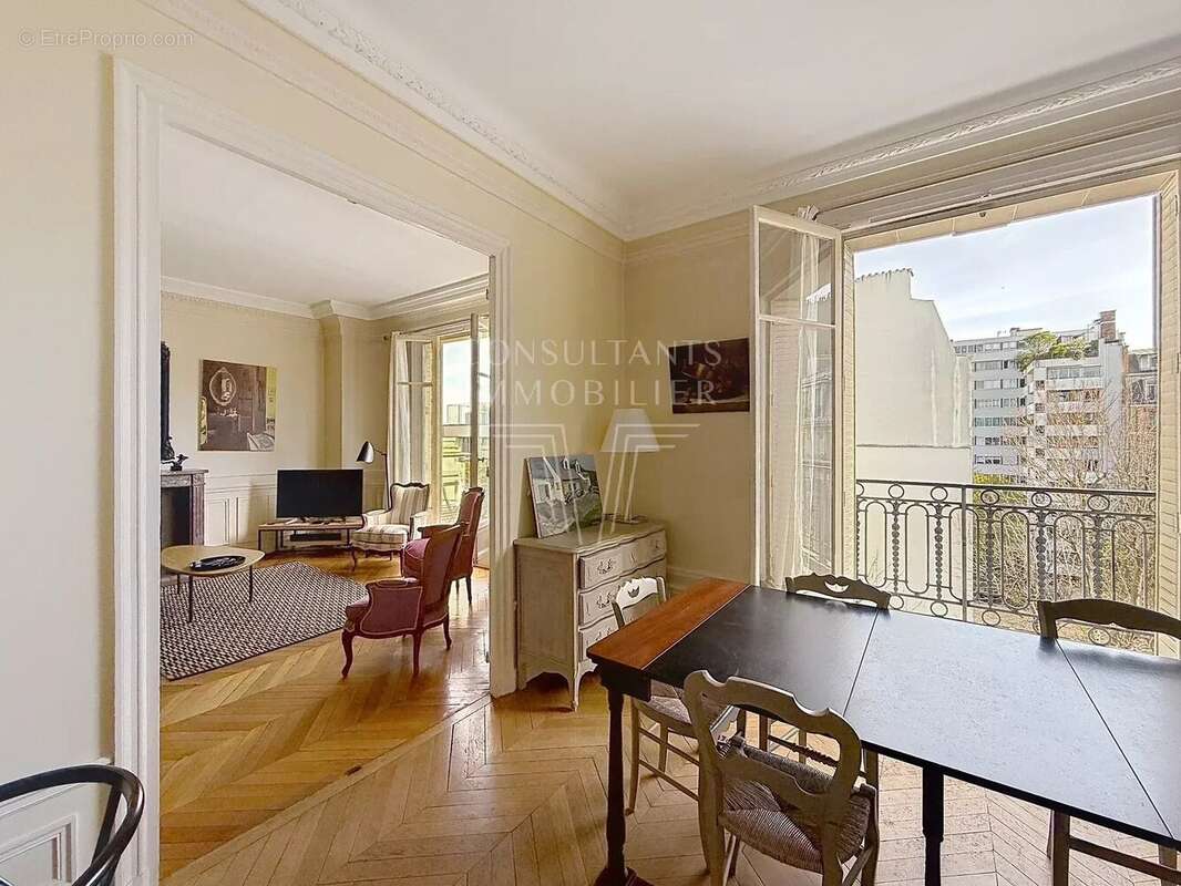 Appartement à PARIS-16E