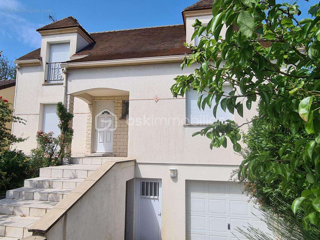 Maison à SAINTE-GENEVIEVE-DES-BOIS