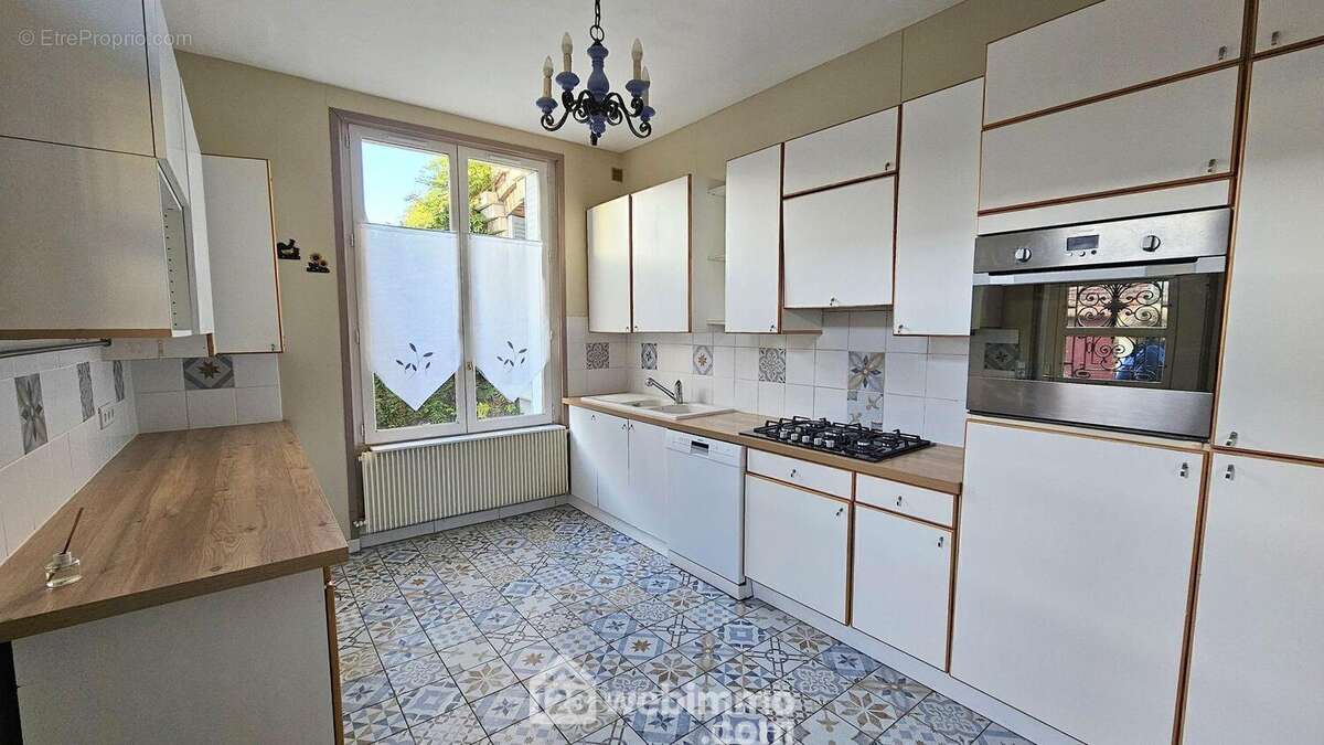 Une cuisine toute équipée et fonctionnelle.