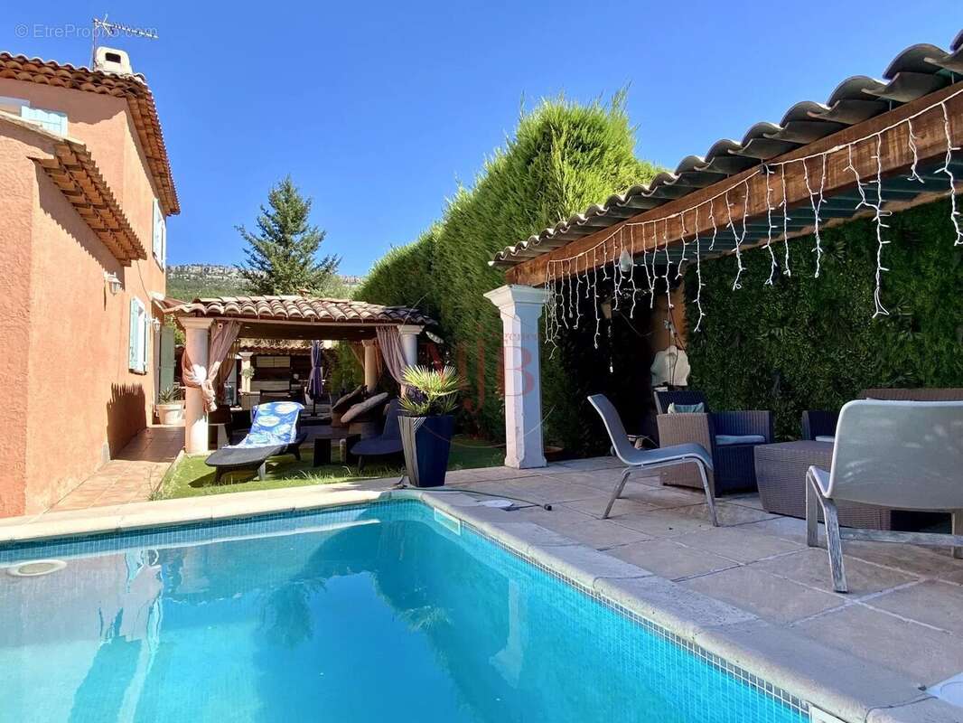 Chateauneuf le rouge chaleureuse maison familiale  commodites a pied - photo 17