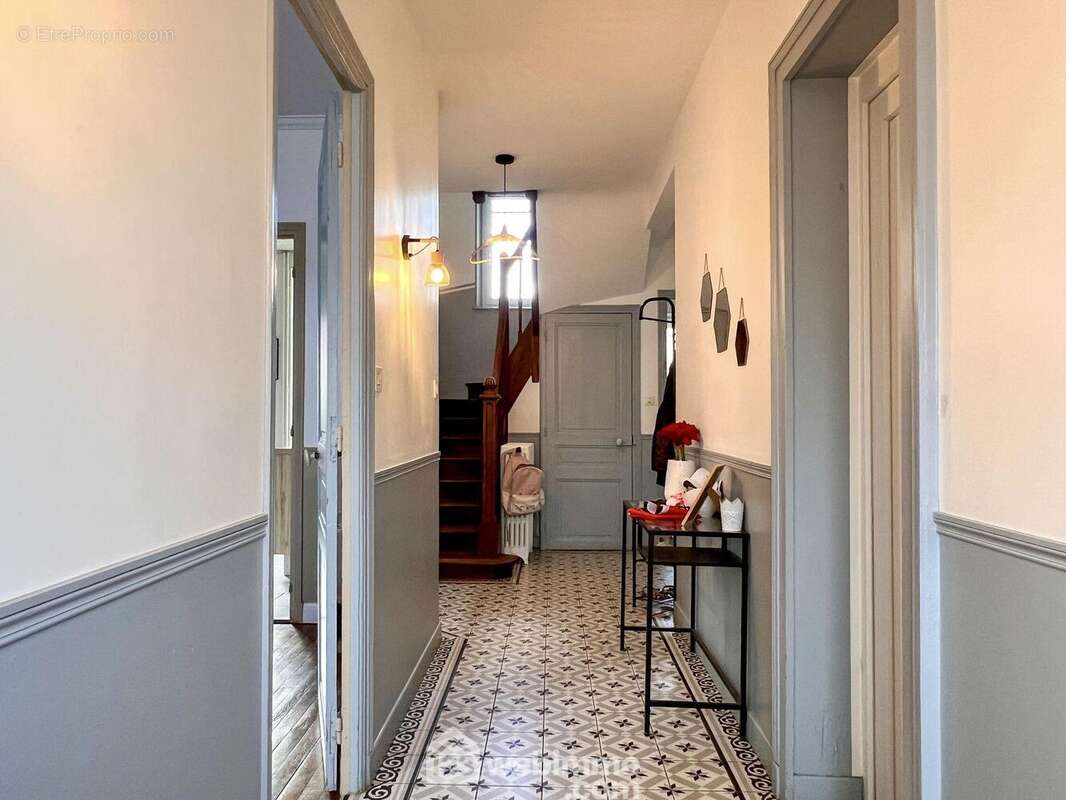 Entrée avec couloir qui dessert toutes les pièces - Maison à VERDUN