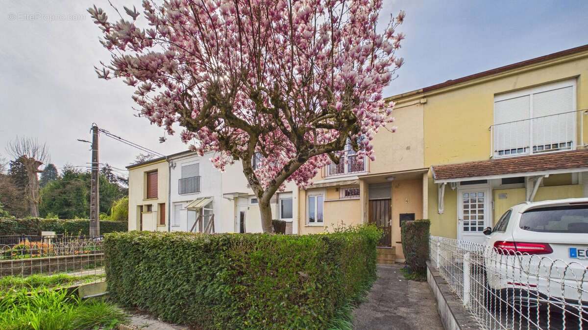 Maison à ARS-SUR-MOSELLE