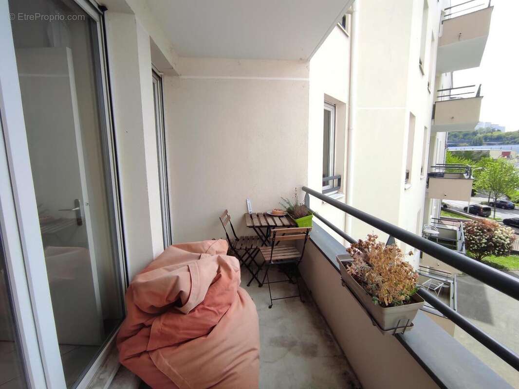   - Appartement à LYON-9E