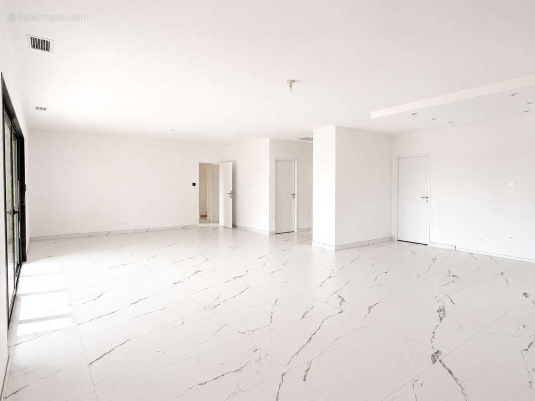 Plain-pied neuf sejour 4 ch double garage jardin - photo 3