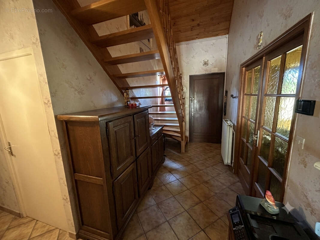 Pavillon individuel de 1986 développant 104m2 et bâti sur 868m2, très beau potentiel  ! - photo 2