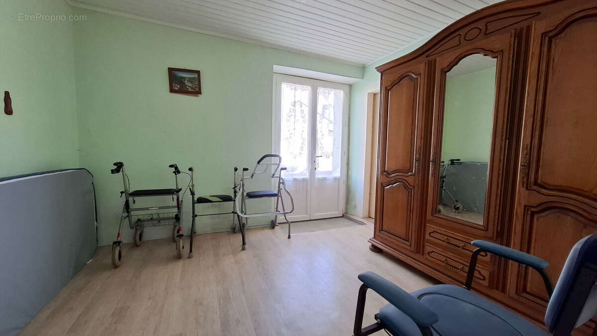 Grande maison familiale, 4 chambres, garage et dépendances. - photo 5