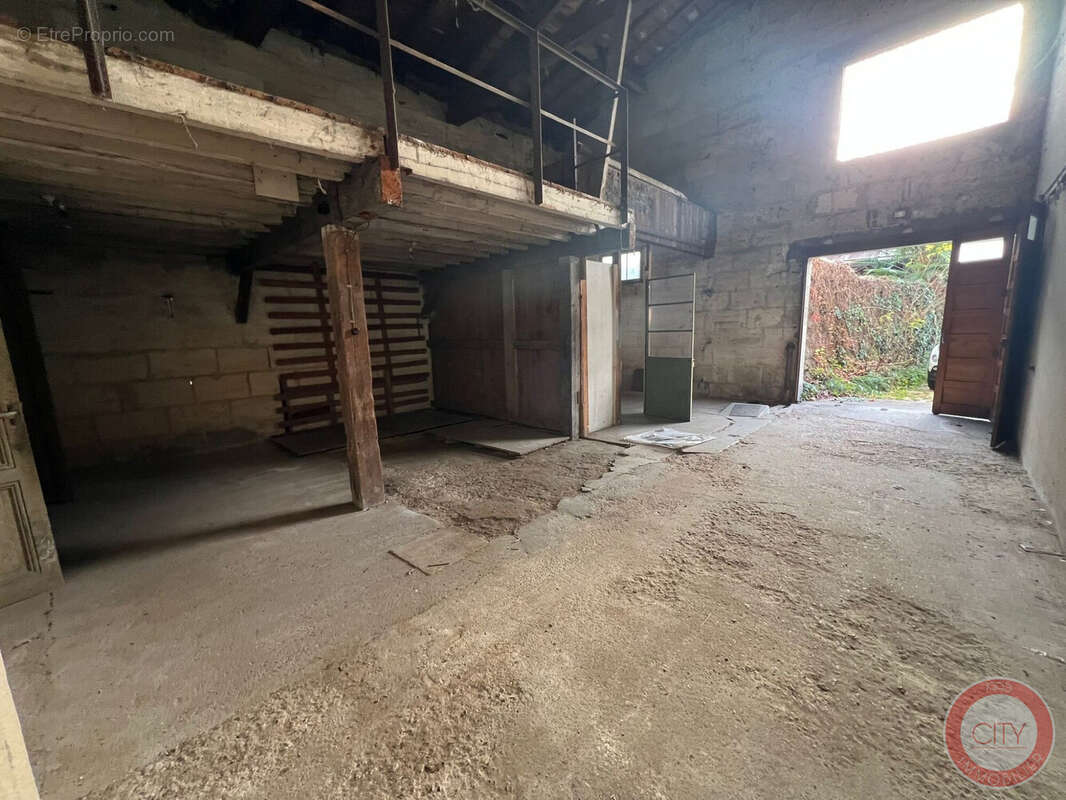 GARAGE