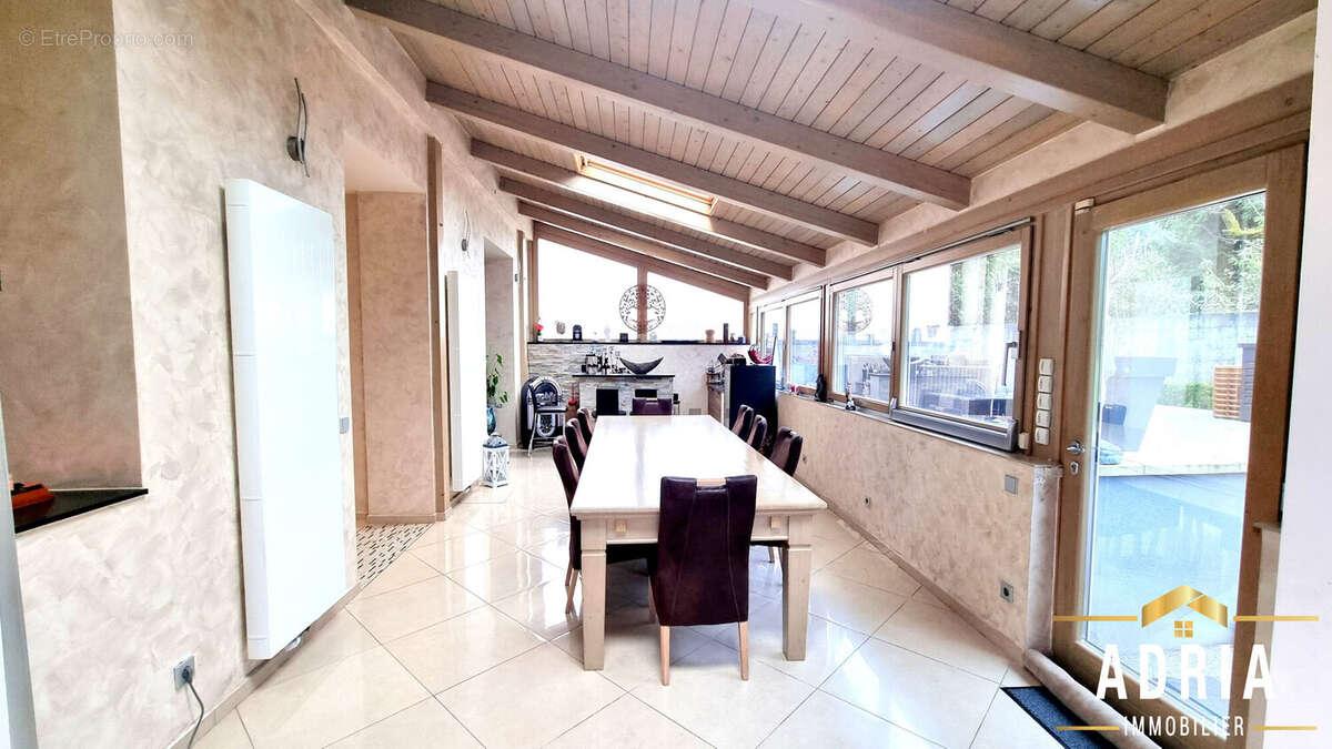 Salle à manger sous veranda  - Maison à SEREMANGE-ERZANGE