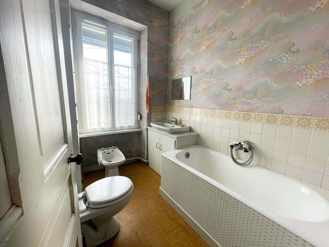 Maison à CHATEAUNEUF-DU-FAOU