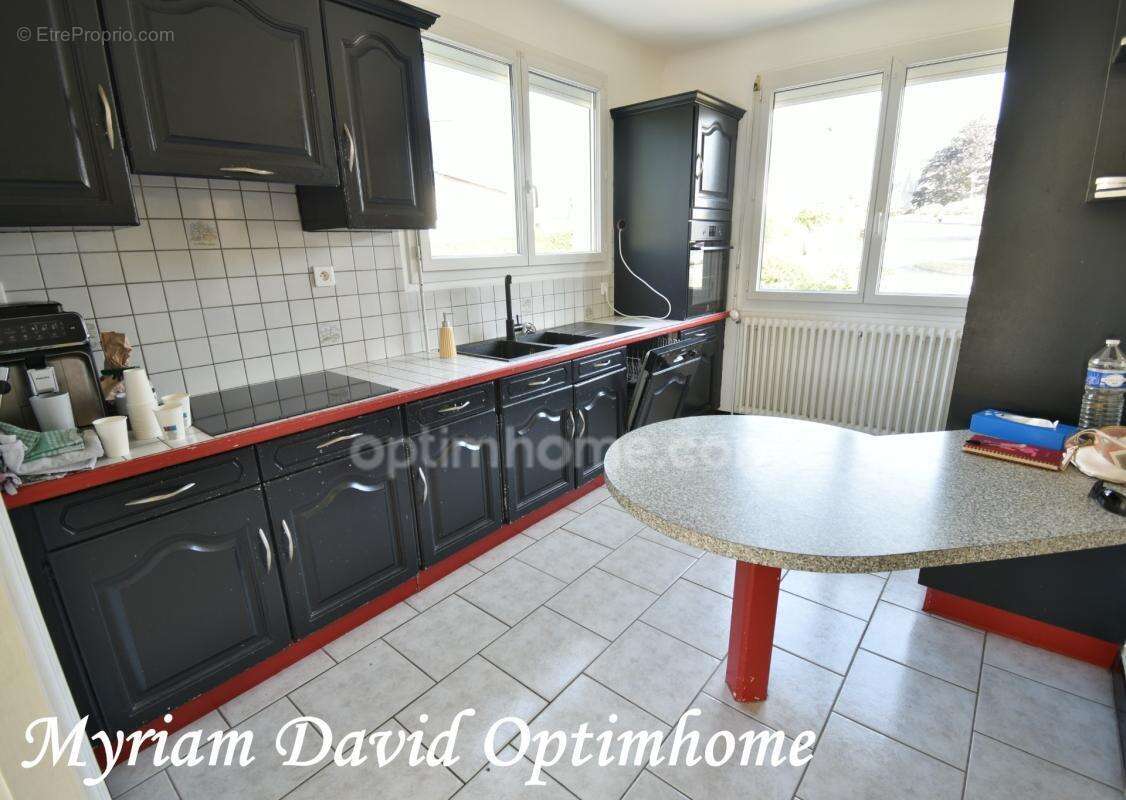 Maison familiale 171 m² – DPE C – 5 chambres – Terrain paysagé de 2 400 m² – Rostrenen - photo 3