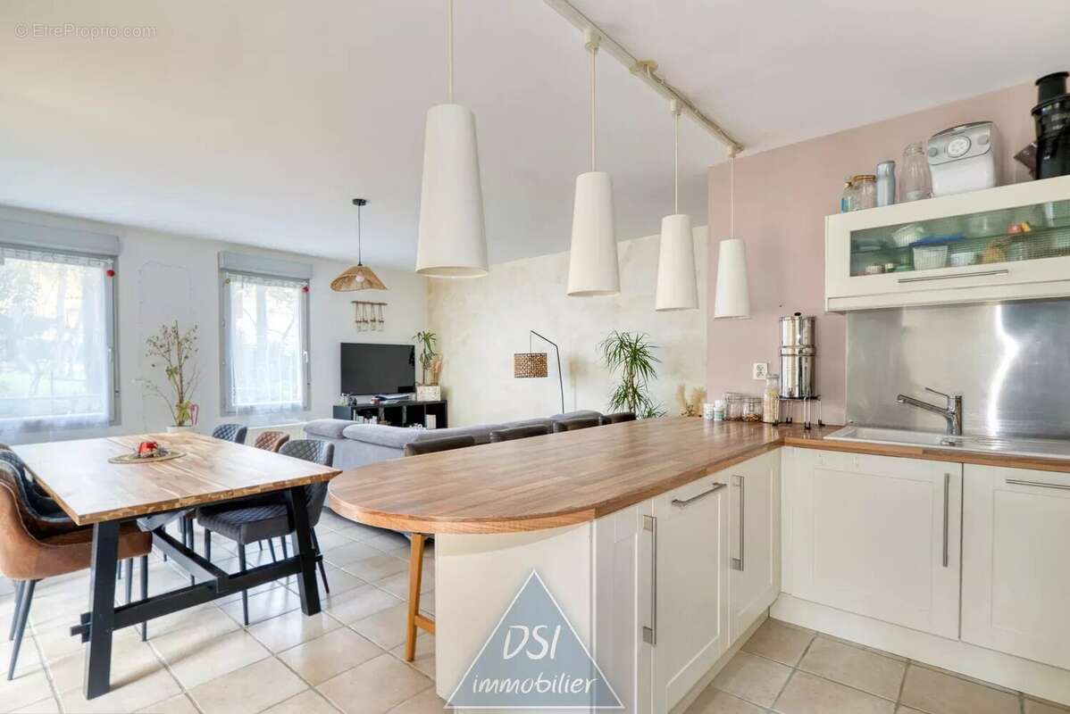 Appartement à NEYRON