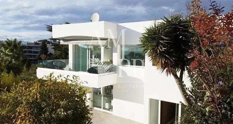 Sur les hauteurs de Cannes cette villa vue mer de 265m2 - photo 23