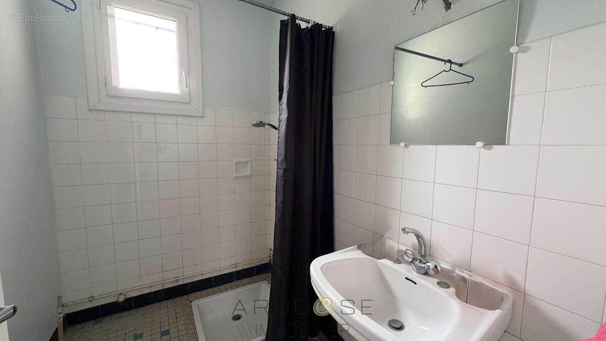 Maison de plain pied avec jardin autour . - photo 9