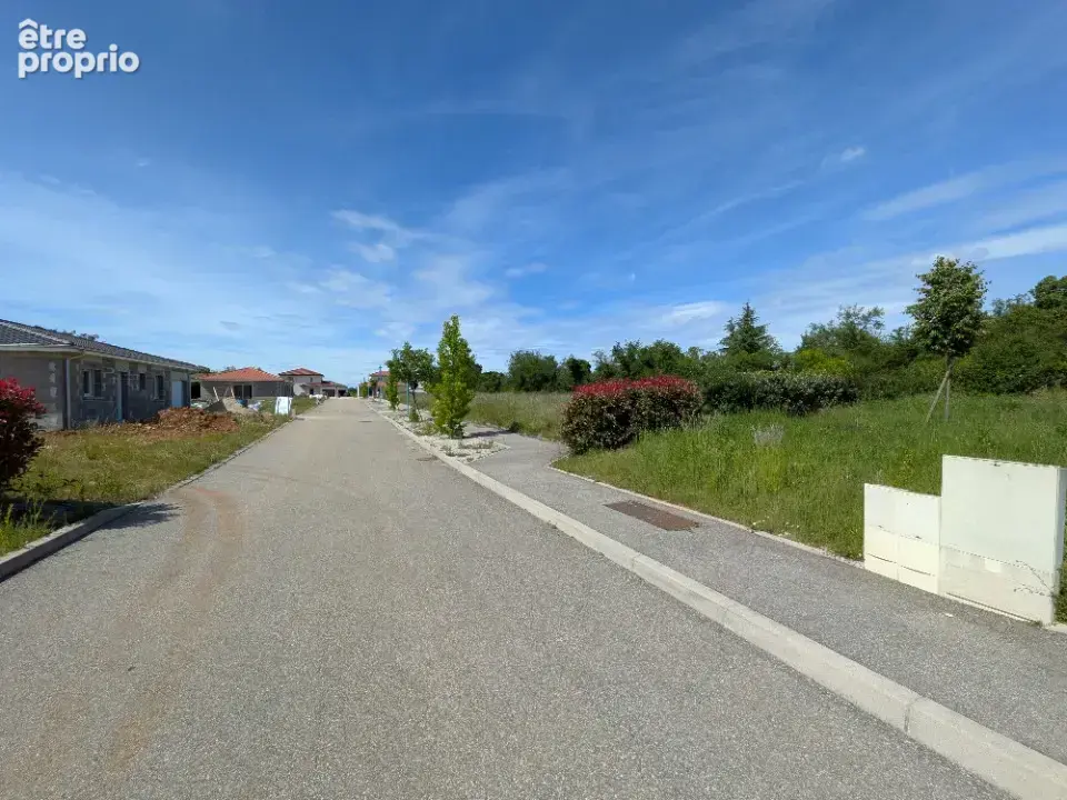 Terrain à BLYES