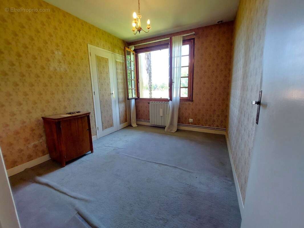 Maison T6 avec jardin clos et dépendances - photo 8