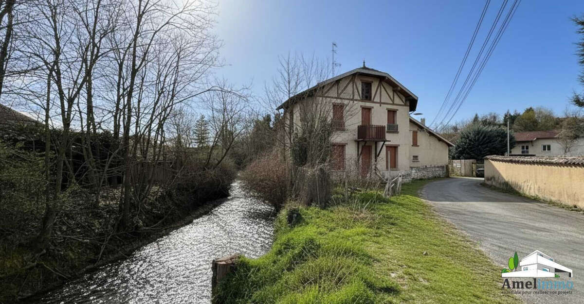 Maison de la rue avec la rivière - Maison à MARCILLOLES