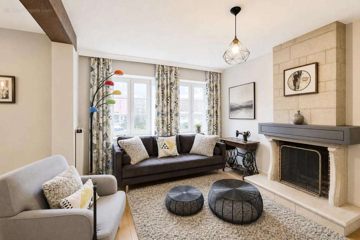 Maison de 6 pièces de 195 m² à Rosteig - photo 2