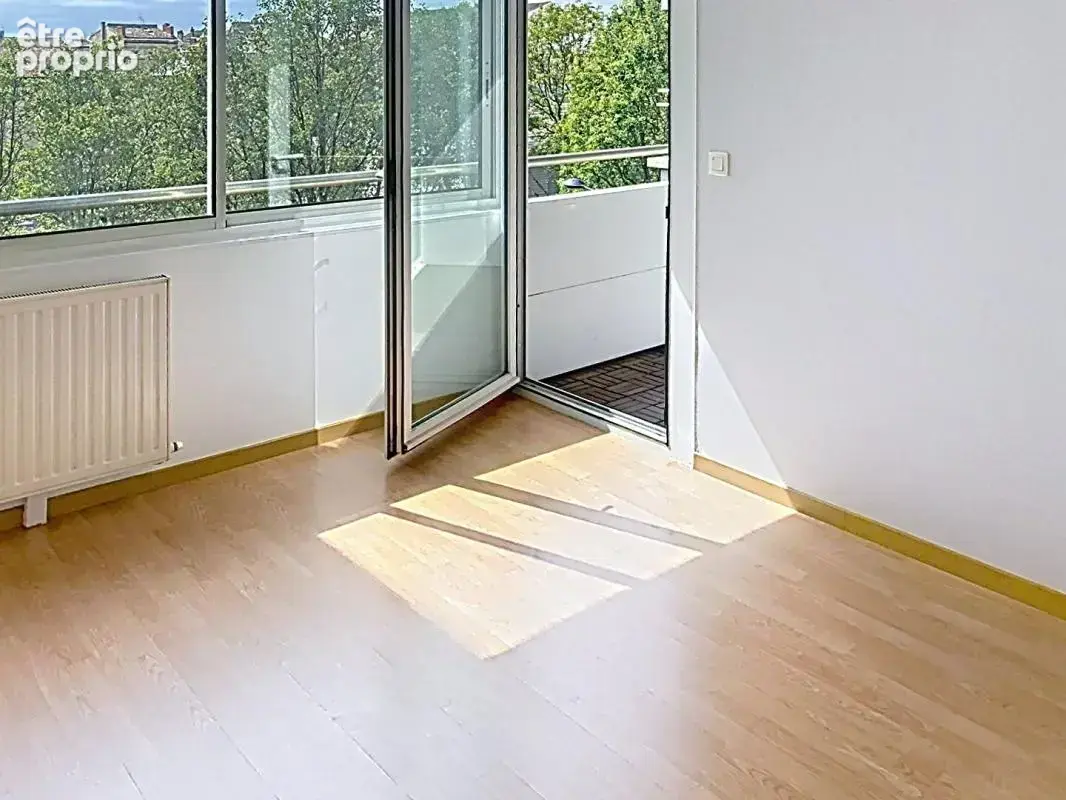 Appartement T3 lumineux avec deux loggias et parking aux Chartrons - photo 10