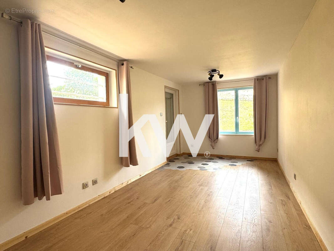 Maison 154 m² à Montchal  - photo 9