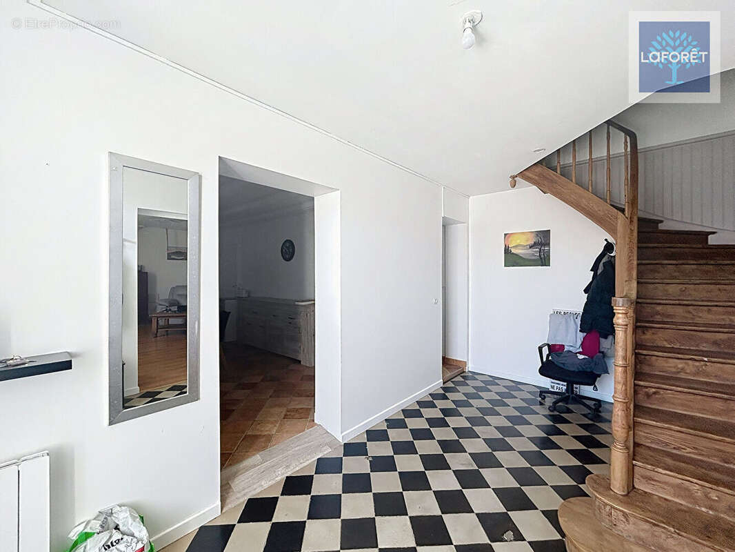 Maison à BUSSAC-FORET