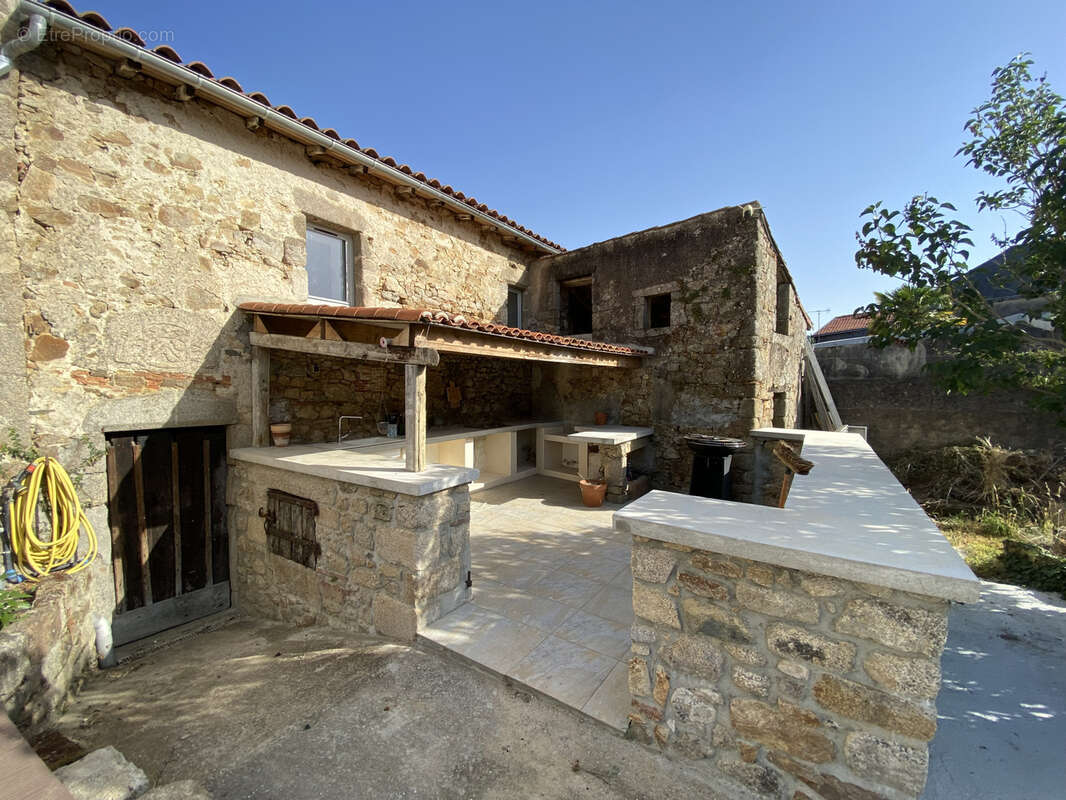 Immense maison à vendre à Montfaucon-Montigné - photo 4