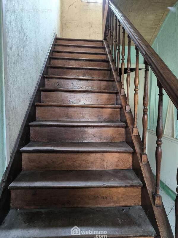 A l&#039;étage le palier dessert... - Maison à VAILLY-SUR-AISNE