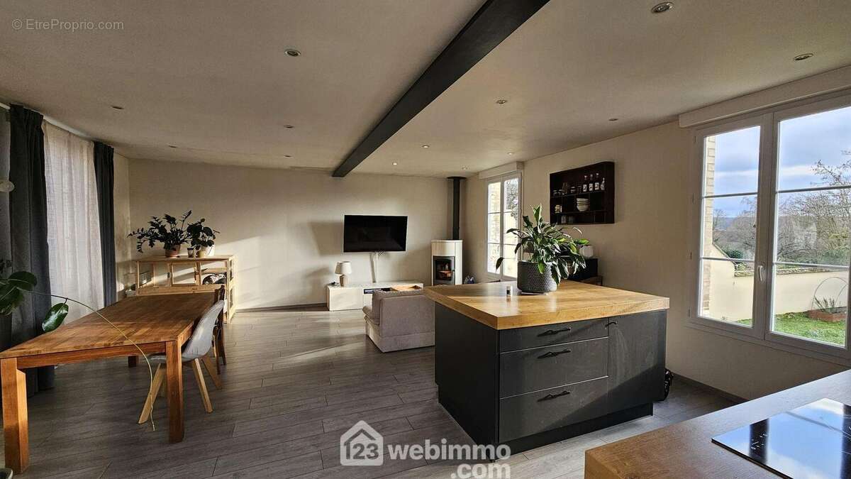 Une vue d'ensemble de cette grande pièce lumineuse. - Maison à SOISY-SUR-ECOLE