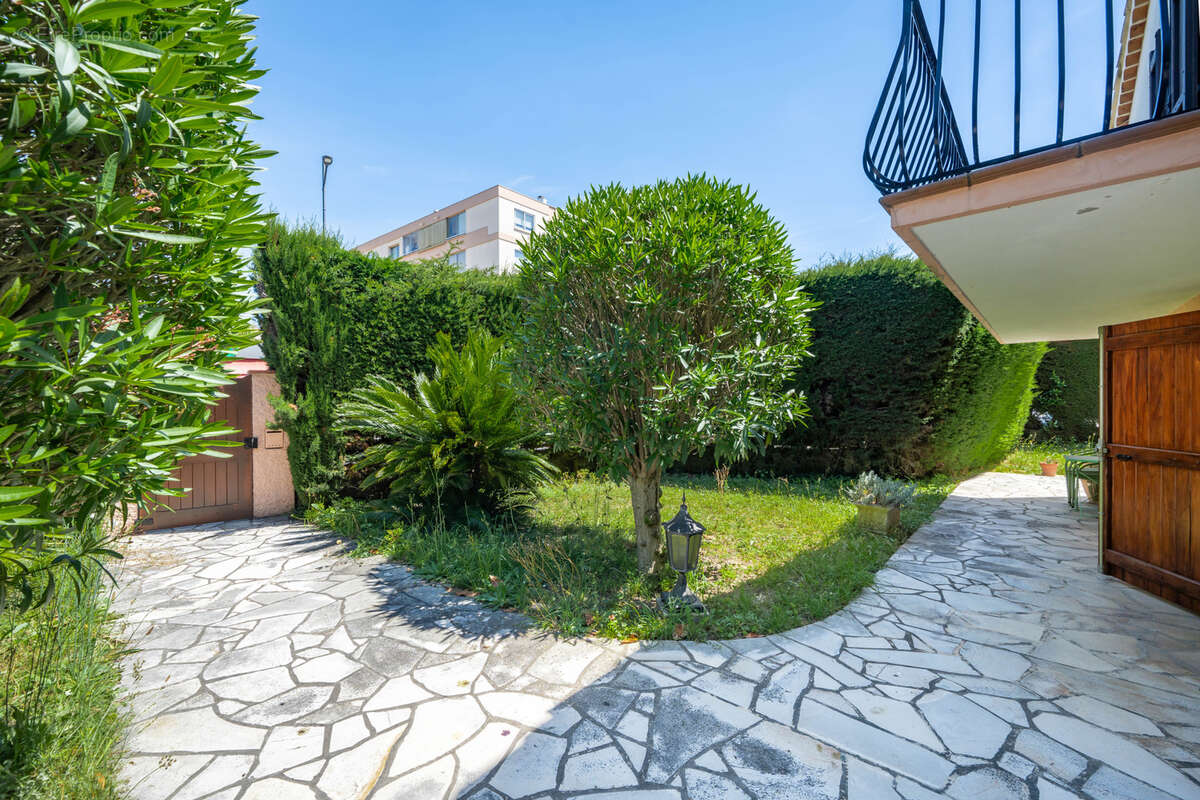 Rare à Mandelieu : maison 124 m2 avec studio, ascenseur et garage de 58 m2 - photo 16