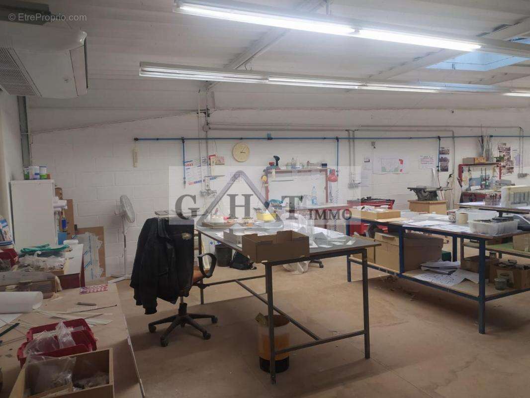 Commerce à SAINT-THIBAULT-DES-VIGNES