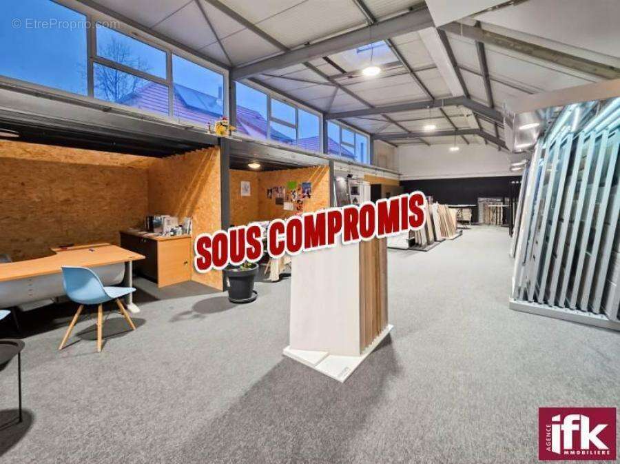 Horbourg-Wihr : Local commercial 327 m² rénové avec vitrines et parkings - photo 2