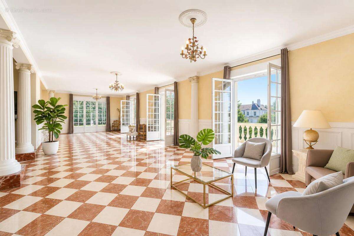 Maison individuelle de 7 pièces de 220m² en vente à Sarcelles - Idéal pour les familles - photo 3